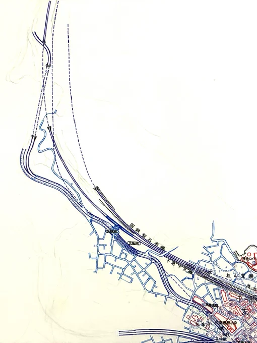 今日は大阪から大坂峠(仮称)にかけて鉄道と幹線道路を中心に描いた。もう少しで前作「浜千脇」と繋がる。 #空想地図 #千脇市