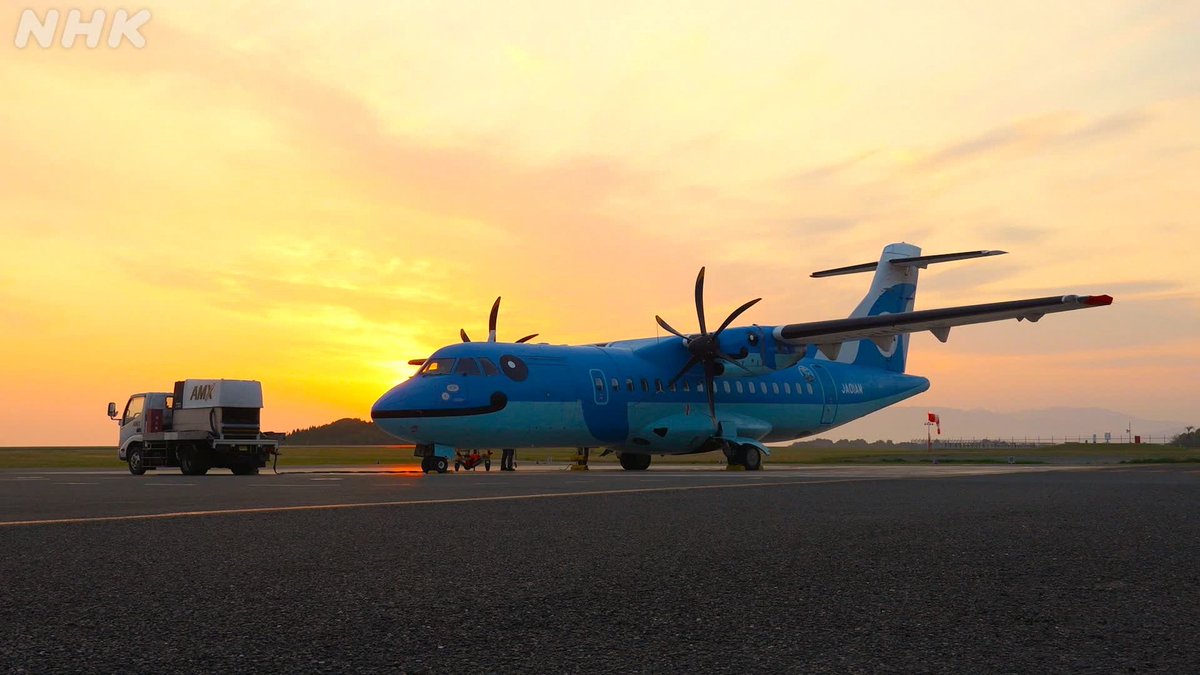 NHK_PR's tweet photo. 🛫天草 ↔️ ？？？🛩️

飛行機の名前は「みぞか号」
48席、ただ1機で、1日10回飛び回ります。

今回 #ドキュメント72時間 は、この飛行機に乗り続け、隣り合わせた人に声をかけ、話を伺いました。

15（金）夜10:00［総合］
▼どんな出会いがあったかを読む▼
https://t.co/4AVuDKUJU4 https://t.co/pPWnxeJkiy