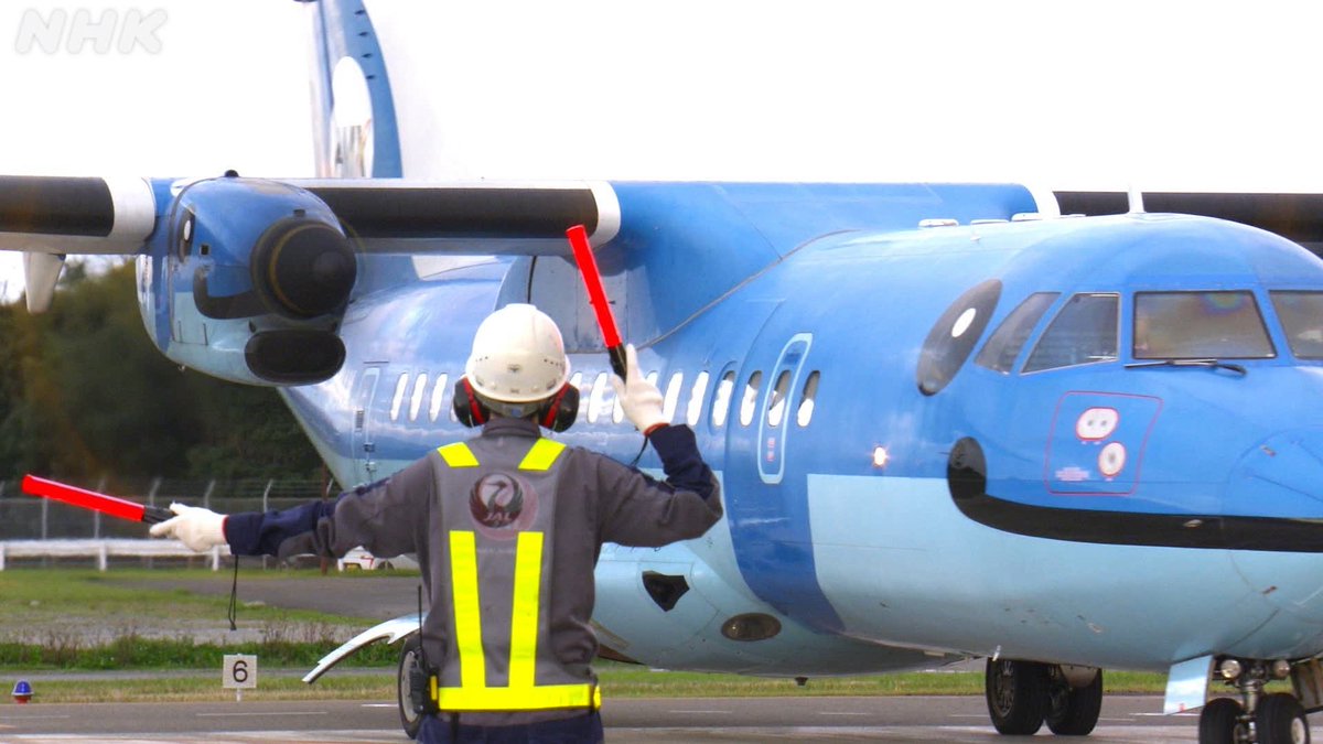 NHK_PR's tweet photo. 🛫天草 ↔️ ？？？🛩️

飛行機の名前は「みぞか号」
48席、ただ1機で、1日10回飛び回ります。

今回 #ドキュメント72時間 は、この飛行機に乗り続け、隣り合わせた人に声をかけ、話を伺いました。

15（金）夜10:00［総合］
▼どんな出会いがあったかを読む▼
https://t.co/4AVuDKUJU4 https://t.co/pPWnxeJkiy