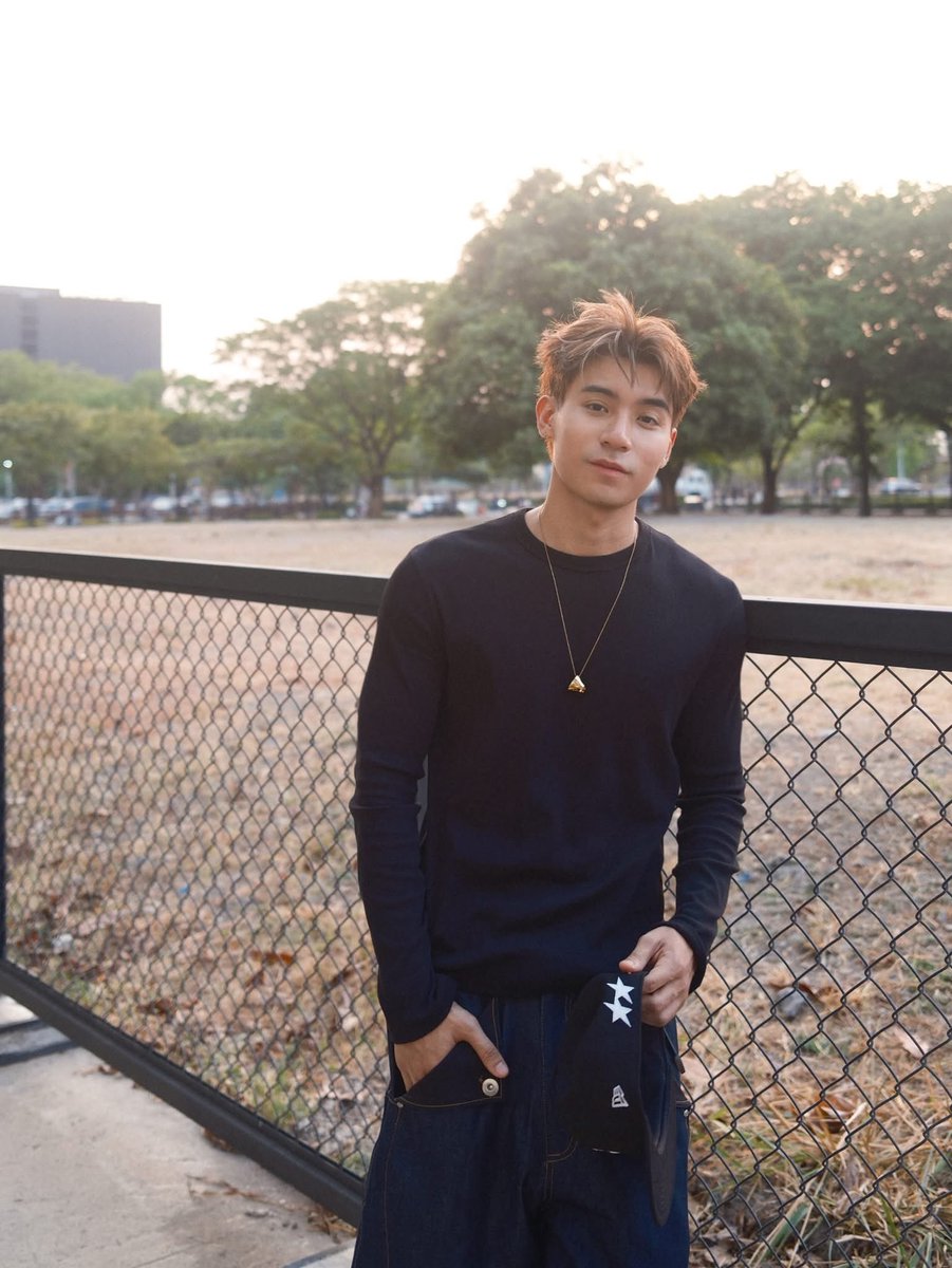 soobinsdragon's tweet photo. brent’s new hair color!!! the highlights!!! 😍

mukha kang forenjer @brentymanalo 🫦 https://t.co/bIqSTt9xO5