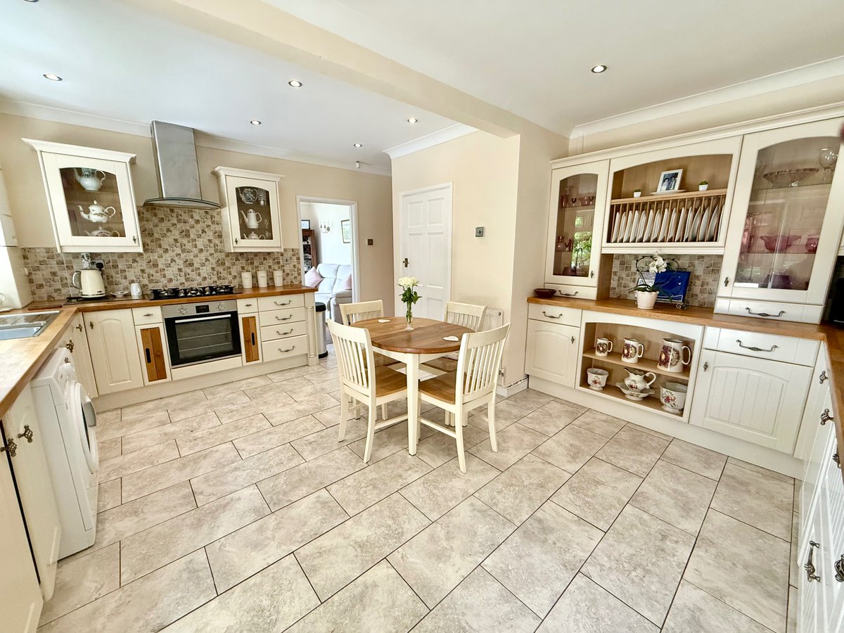 AngelwoodsAgent's tweet photo. New to market - 3 Bed Detached House, Crossways, Park Road, Pontypool, £320,000. View details: https://t.co/qR9XCW0f6l https://t.co/6nsfMEUn2p