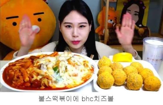 marinaria38's tweet photo. 먹방은 갠적으로 이때가 진짜같음 
터민 엽떡이랑 왕쥬 네네스노윙치즈먹방 
아직도종종봄..

억먹방이 아니라 진짜 >먹��<에 집중하는 행위가 좋음
방송하면서 밥도먹는 그런느낌이라고해야하나 
아프리카캠이라 화질구지인데도
음식이 마싯어보임 https://t.co/YtwEwrdkgA