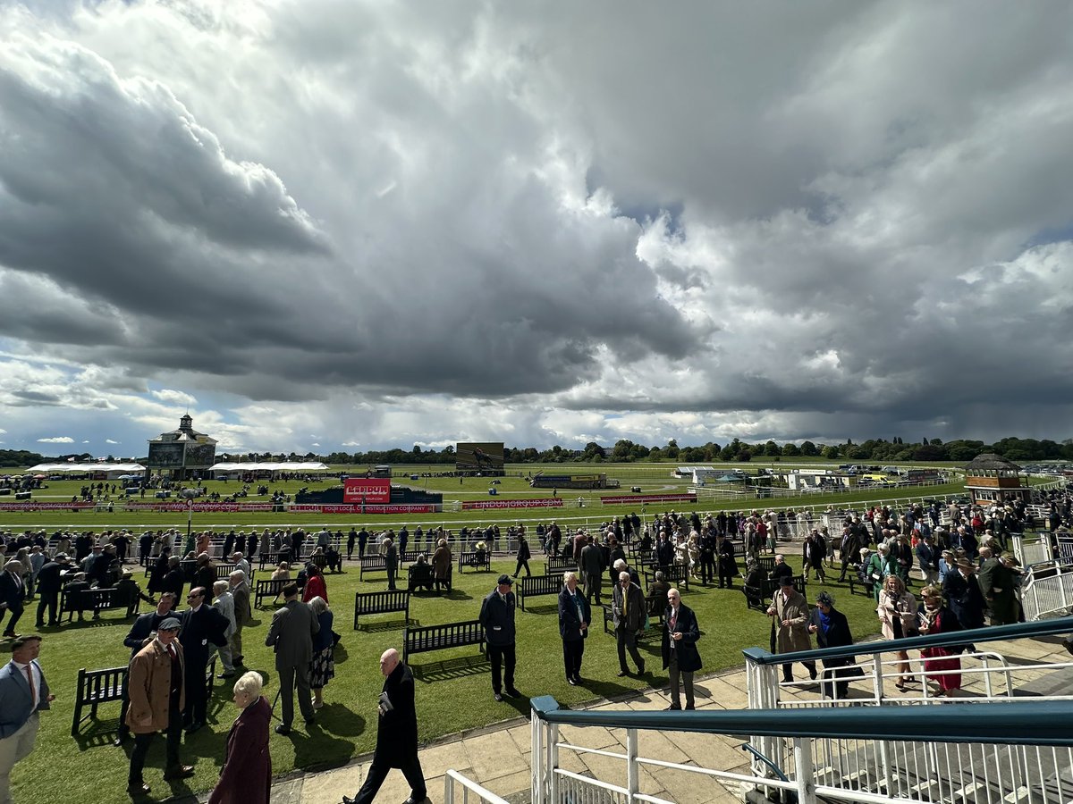 Rob0895's tweet photo. Dramatic skies @yorkracecourse today 🌧️🌦️🌧️ https://t.co/z3XXaVclPA