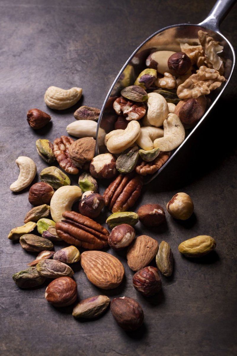 DaAcervo's tweet photo. Os frutos secos e sementes contêm mais micronutrientes do que a maioria dos alimentos.

Amêndoas: 
Vitamina E, magnésio, riboflavina (B2), cobre, manganês, fósforo, biotina, fibra, gorduras monoinsaturadas.

Castanhas de caju: 
Cobre, magnésio, fósforo, zinco, ferro, vitamina K, vitamina B6, ácidos monoinsaturados (MUFA).

Avelãs: 
Vitamina E, manganês, cobre, magnésio, folato (B9), proantocianidinas, ácido oleico.

Nozes: 
Ômega-3 ALA, cobre, manganês, polifenóis (elagitaninas), vitamina B6, fósforo, magnésio.

Castanhas-do-pará: 
Selênio, magnésio, cobre, fósforo, vitamina E, manganês.

Pistaches: 
Vitamina B6, potássio, fósforo, cobre, manganês, vitamina E, L-arginina, antioxidantes.

Nozes-pecãs: 
Vitamina E, manganês, cobre, zinco, ácido oleico, polifenóis (ácido elágico), fibra.

Macadâmias: 
Ácidos monoinsaturados (MUFA), manganês, tiamina (B1), cobre, magnésio, ácido palmitoleico.

Sementes de abóbora: 
Zinco, magnésio, fósforo, ferro, cobre, manganês, vitamina K, proteínas, fitoesteróis.

Sementes de girassol: 
Vitamina E, selênio, cobre, vitamina B1 (tiamina), folato, fósforo, manganês.

Sementes de gergelim: 
Cobre, cálcio, ferro, magnésio, zinco, sesamina e sesamolina (lignanas), fósforo.

Sementes de chia: 
Ômega-3 ALA, fibra, cálcio, fósforo, manganês, magnésio.

Sementes de linhaça: 
Ômega-3 ALA, lignanas, fibra (solúvel e insolúvel), manganês, magnésio.

Sementes de cânhamo: 
Proteína completa, ômega-3, ômega-6, ácido gama-linolênico (GLA), magnésio, zinco, ferro, fósforo.

Por @karimanesr
