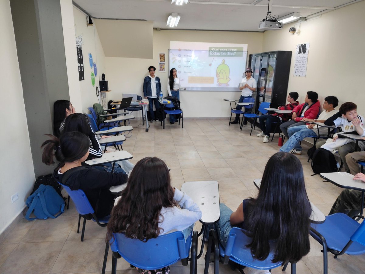 ColeCanapro's tweet photo. 🎙️✨ ¡La voz también educa! Nuestros estudiantes de 8° se capacitaron en técnicas de radio y comunicación. Una experiencia de Servicio Social para fortalecer el liderazgo y potenciar la Emisora Escolar.

Admisiones 2026: https://t.co/nFsOSY5evz
#EmisoraEscolar #ColegioCanapro https://t.co/Y23ywcuY45
