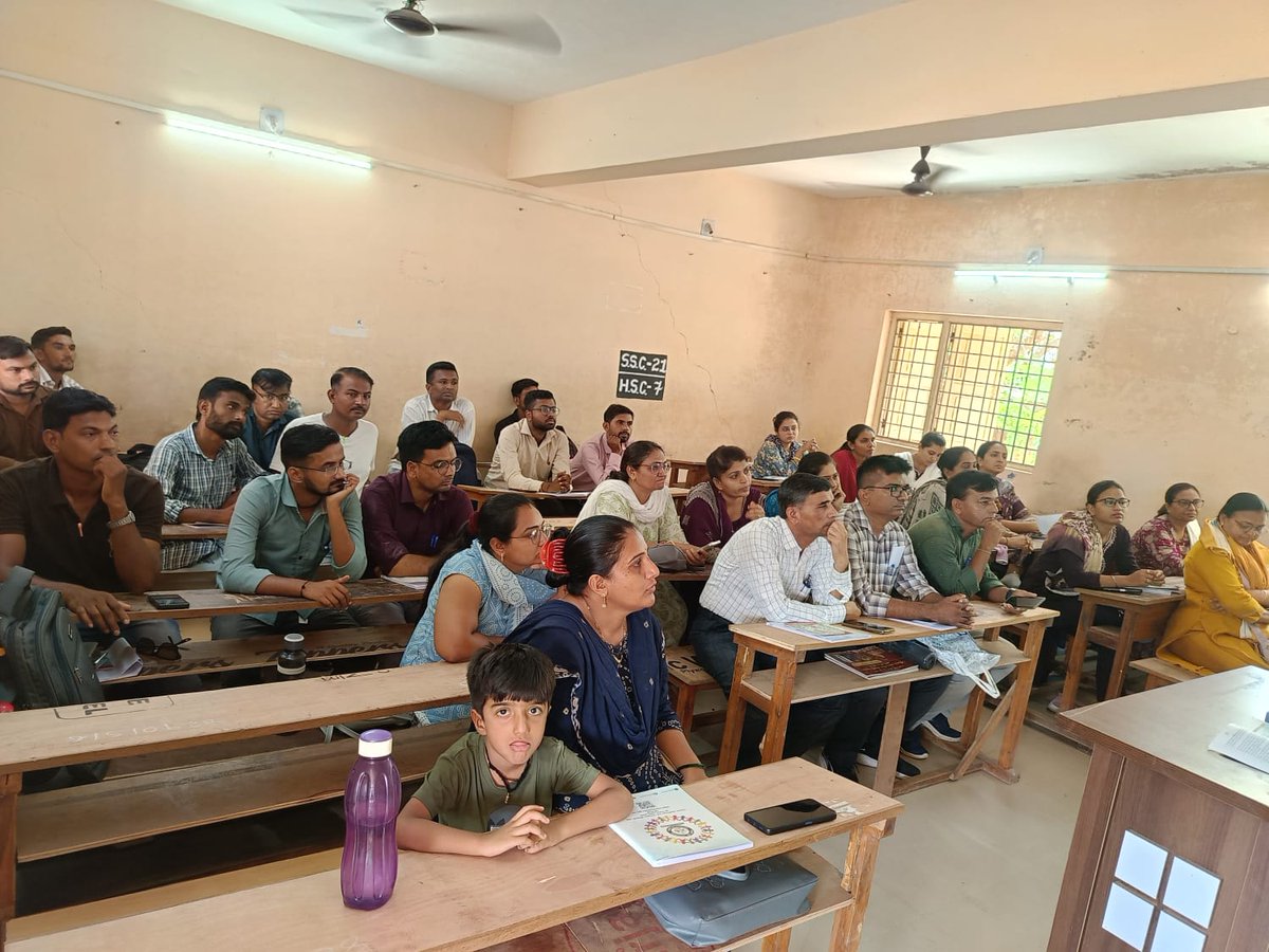 mamdwarka's tweet photo. આજ રોજ તા.14/05/2026 ના રોજ એન ડી એચ હાઈસ્કૂલ, દ્વારકા  ખાતે વસ્તી ગણતરી 2027 અંતર્ગત તાલીમના ભાગરૂપે પ્રથમ દિવસની તાલીમનું આયોજન કરેલ જે અન્વયે ગણતરીદારશ્રી તથા સુપરવાઈઝરશ્રીઓને જરૂરી માર્ગદર્શન આપવામાં આવેલ... https://t.co/J5pBXHv6cl