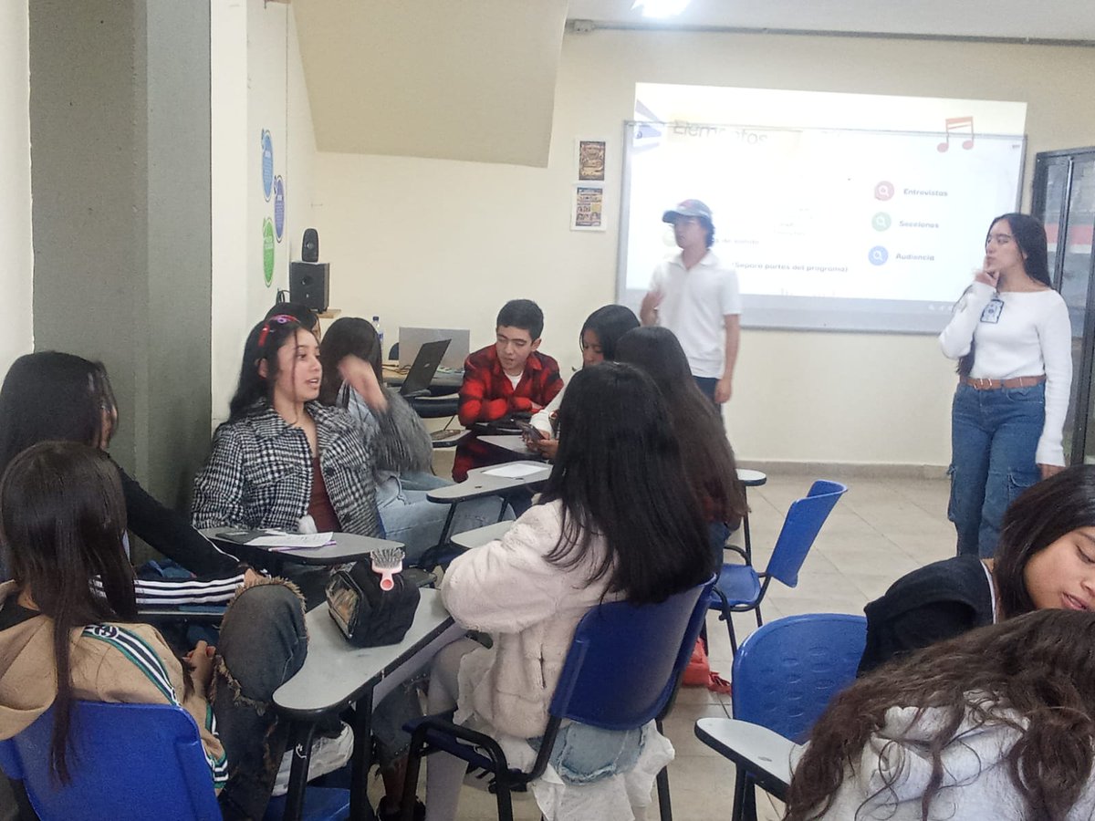ColeCanapro's tweet photo. 🎙️✨ ¡La voz también educa! Nuestros estudiantes de 8° se capacitaron en técnicas de radio y comunicación. Una experiencia de Servicio Social para fortalecer el liderazgo y potenciar la Emisora Escolar.

Admisiones 2026: https://t.co/nFsOSY5evz
#EmisoraEscolar #ColegioCanapro https://t.co/Y23ywcuY45