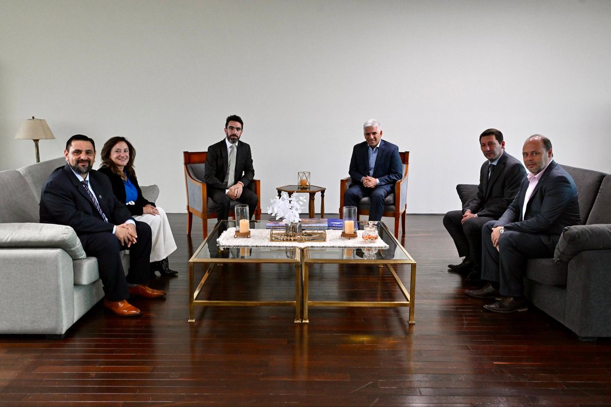 claudiojpoggi's tweet photo. Recibí esta mañana en audiencia al Director Nacional del RENAPER  Diego Pérez Lorgueilleux y al Subdirector Nacional Damian Selem. Participarán de un encuentro federal que se realiza en la Ciudad de San Luis. https://t.co/ilyGBFcxRs