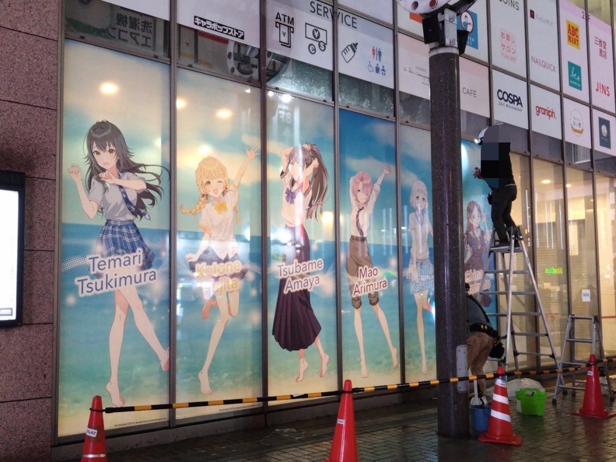 TakashimaExp1's tweet photo. 何も知らずに秋葉原駅に着いたら、アトレのラッピングを学園アイドルマスターに張替え中でした
2周年記念企画だそうで https://t.co/7O2jgdCWcN