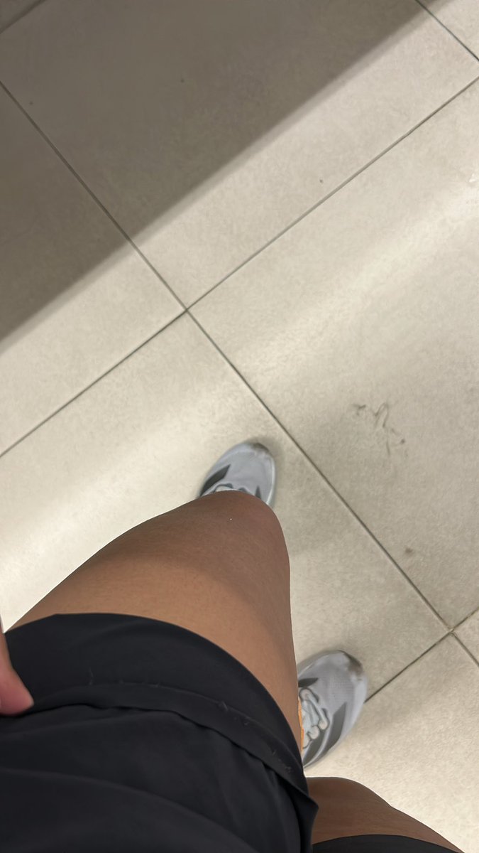 favgurlll__'s tweet photo. Siapa yang lari kalo pake short pants selalu begini?? 
Aku aku aku 🥲 https://t.co/oBkD0eoYqD