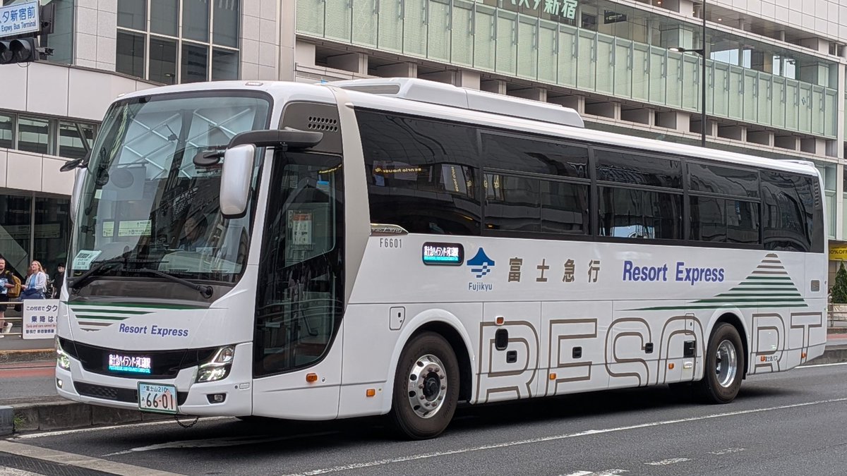バスタ新宿18時15分発の富士急ハイランド経由河口湖駅行き、1117便2