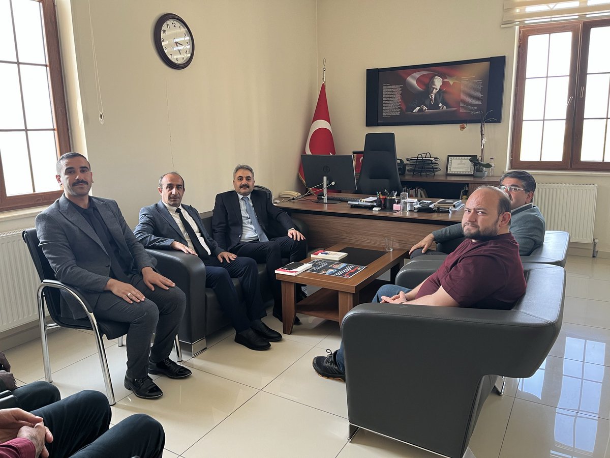 PuturgeMem's tweet photo. İnönü Üniversitesi öğretim üyesi Prof. Dr. Mehmet BİRSİN hocamız müdürlüğümüzü ziyaret etti.Hocamıza nazik ziyaretleri için teşekkür ediyoruz.
@MalatyaMem 
@behcet_bakir https://t.co/kFqc445Jh6