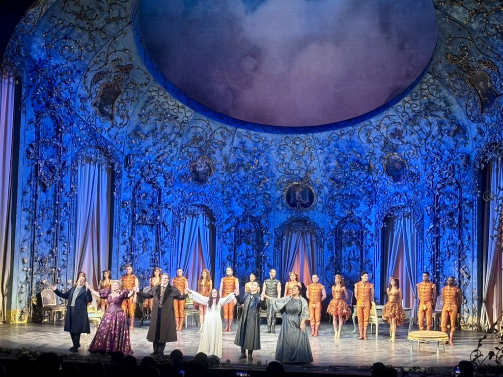 ruohuang's tweet photo. Great reunion again with our Monkey King tenor @kangwang for his fabulous title-role debut at @MetOpera’s La Traviata last night, continuing plotting our next and future collaborations. Fantastic casts including the amazing Ermonela Jaho. Many congratulations to all👏❤️ https://t.co/GQ8oQ4fHxB