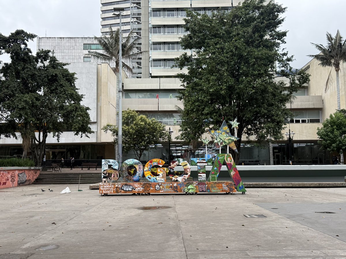 GobiernoBTA's tweet photo. 🟡🔴 #OperaciónEspacioPúblico 

Recuperar el espacio público en el Parque Santander es devolverle a Bogotá un lugar seguro, transitable y digno para la ciudadanía. 

Este corredor conecta espacios institucionales, culturales, turísticos y financieros clave de la ciudad, por donde diariamente transitan miles de personas. Garantizar mejores condiciones de seguridad, convivencia y movilidad en este punto estratégico beneficia directamente a las y los bogotanos y fortalece el corazón del centro de la capital.