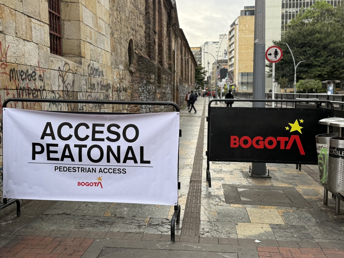 GobiernoBTA's tweet photo. 🟡🔴 #OperaciónEspacioPúblico 

Recuperar el espacio público en el Parque Santander es devolverle a Bogotá un lugar seguro, transitable y digno para la ciudadanía. 

Este corredor conecta espacios institucionales, culturales, turísticos y financieros clave de la ciudad, por donde diariamente transitan miles de personas. Garantizar mejores condiciones de seguridad, convivencia y movilidad en este punto estratégico beneficia directamente a las y los bogotanos y fortalece el corazón del centro de la capital.