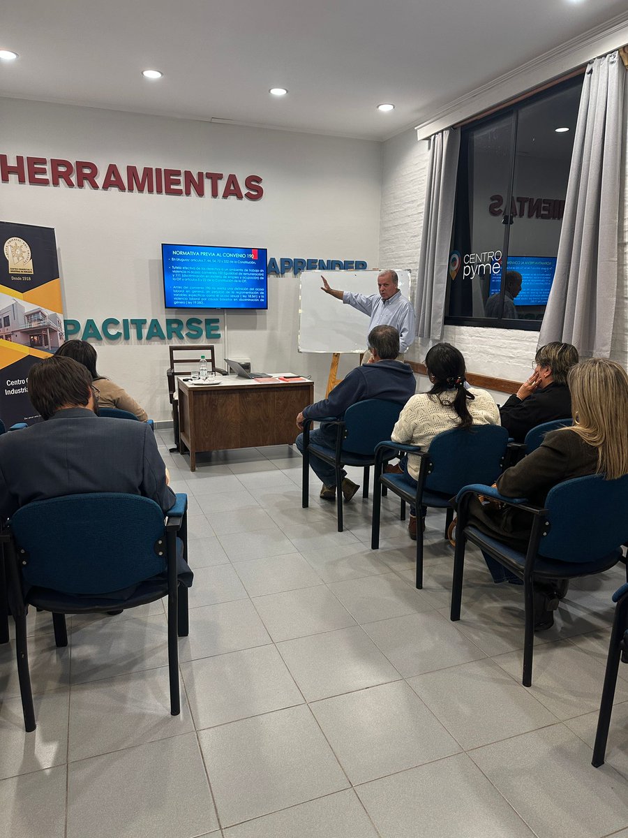 confemprdeluy's tweet photo. Conferencia sobre acoso laboral y acoso sexual realizada en Mercedes, junto al Dr. Rodrigo Deleón.

Una instancia de formación e intercambio para seguir fortaleciendo buenas prácticas en las empresas. https://t.co/hegkdaPm2y