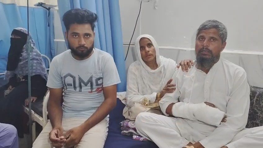 hindipatrakar's tweet photo. हवा में उड़कर मौत को "टक" से छूकर लौटने वाले नन्हें मियां की आंखों में दहशत बरकरार है. मानों यमराज हाथ पकड़कर यमलोक के लिए ले उड़े थे, तभी टिकट कैसिंल हो गया और यमराज उन्हें पास के खेत में छोड़कर चले गये.

गनीमत देखिये! करीब 60 फीट तक की ऊंचाई तक बिना किसी फ्लाईंग ट्रेनिंग और सपोर्ट के हवाई यात्रा के बाद सिर्फ एक हाथ में प्लास्टर चढ़ा है और बैठकर बात भी कर रहे है.

नन्हें मियां पहले शख्स है जो मौत के मुंह में जाकर लौटे है और पूरी घटना का LIve वीडियो खुद देख पा रहे है.   

📍बरेली, उत्तरप्रदेश