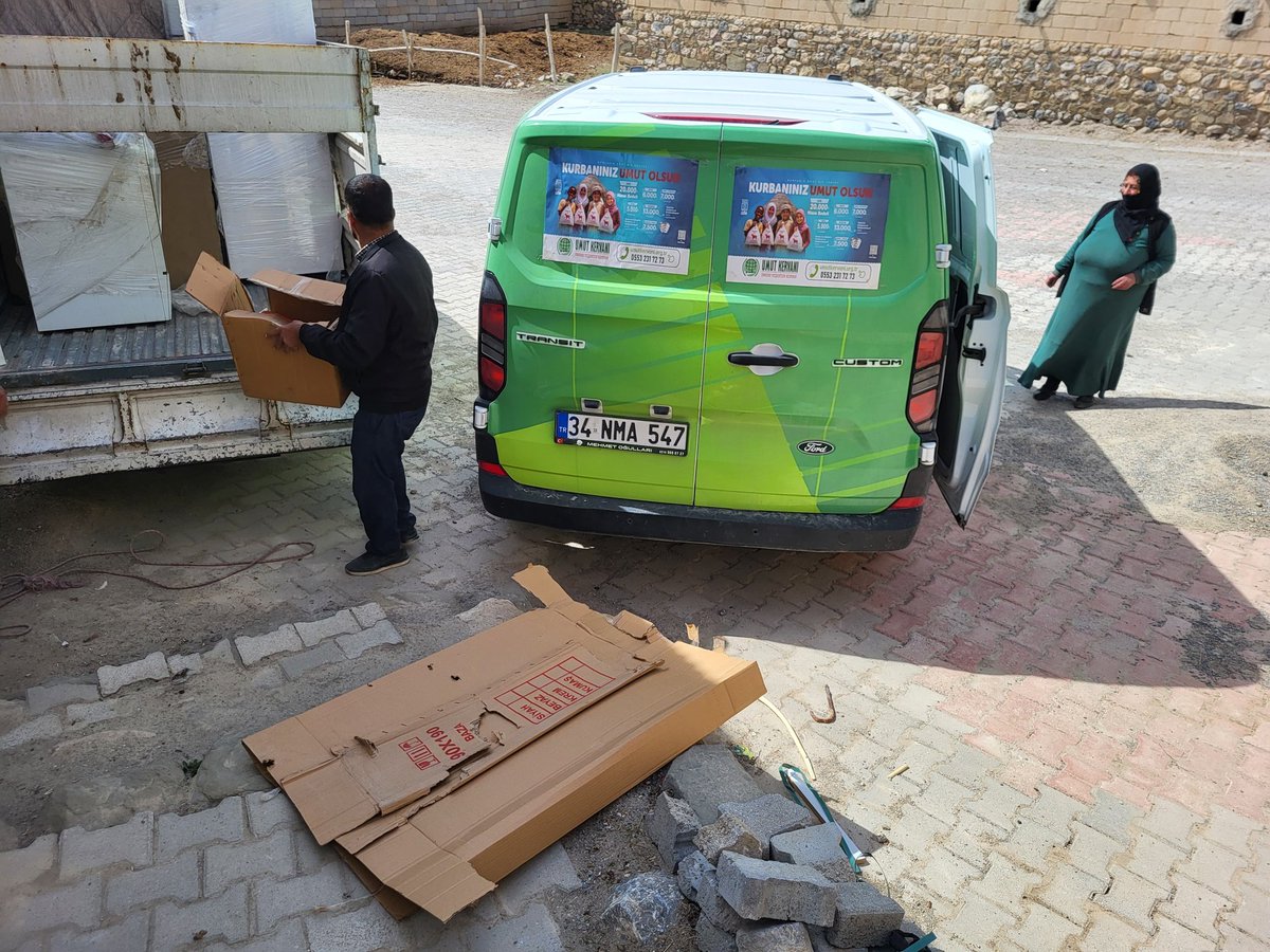 VanKervan65's tweet photo. Van'da iki ay önce eşini kaybeden ve üç engelli çocuğu ile yaşama tutunmaya çalışan anneye Umut kervanı olarak destek olduk. Ailenin ihtiyaçları çok... Desteklerinizi bekliyoruz
@umutkervanivkf @tcvanvaliligi @vanbuyuksehirbb @MUSIADVan @MUSIAD https://t.co/mJ7jVq6FIW