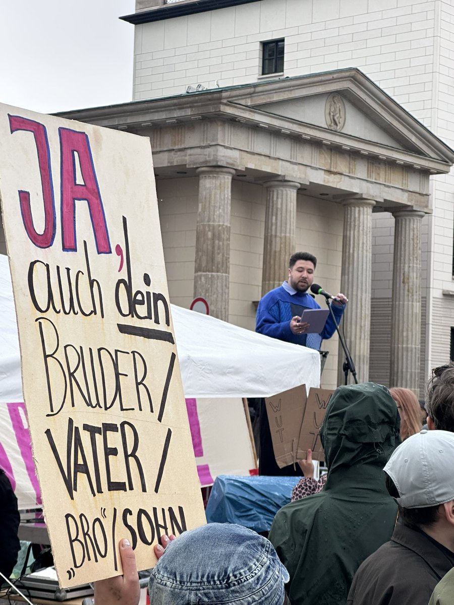 StefanAdamski1's tweet photo. Demo der Initiative „Männer gegen Gewalt“. #Vatertag #b1405 @GrueneBundestag @spdberlin https://t.co/YXeHvLniBN