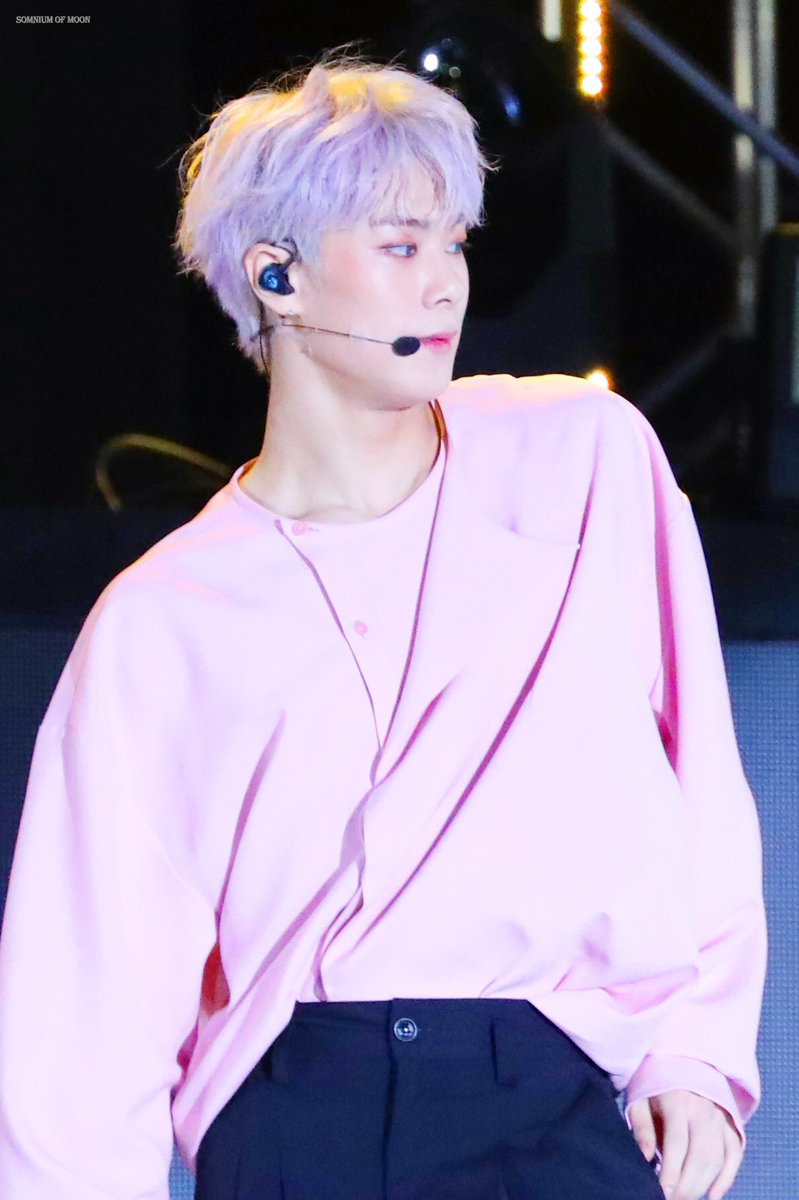 cewstro's tweet photo. no one has ever looked as good as 180901 moonbin did, it’s just impossible, humanity visuals peaked here https://t.co/nMnHp0fa0h