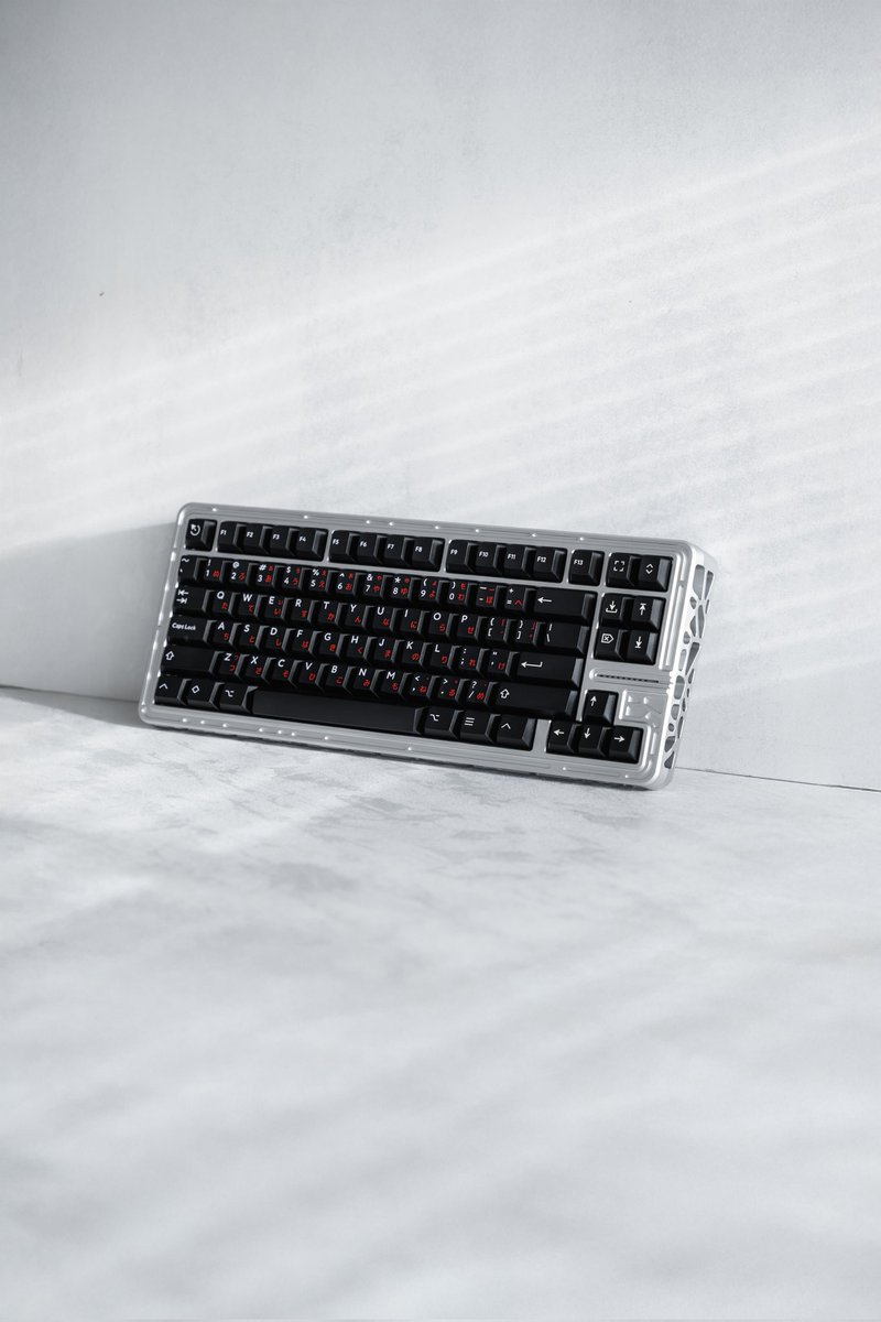 giusetup's tweet photo. Crosshair keycaps are some of my all-time favorites.

Keyboard: Holy80

#mechanicalkeyboard https://t.co/tM2AxVpiW0