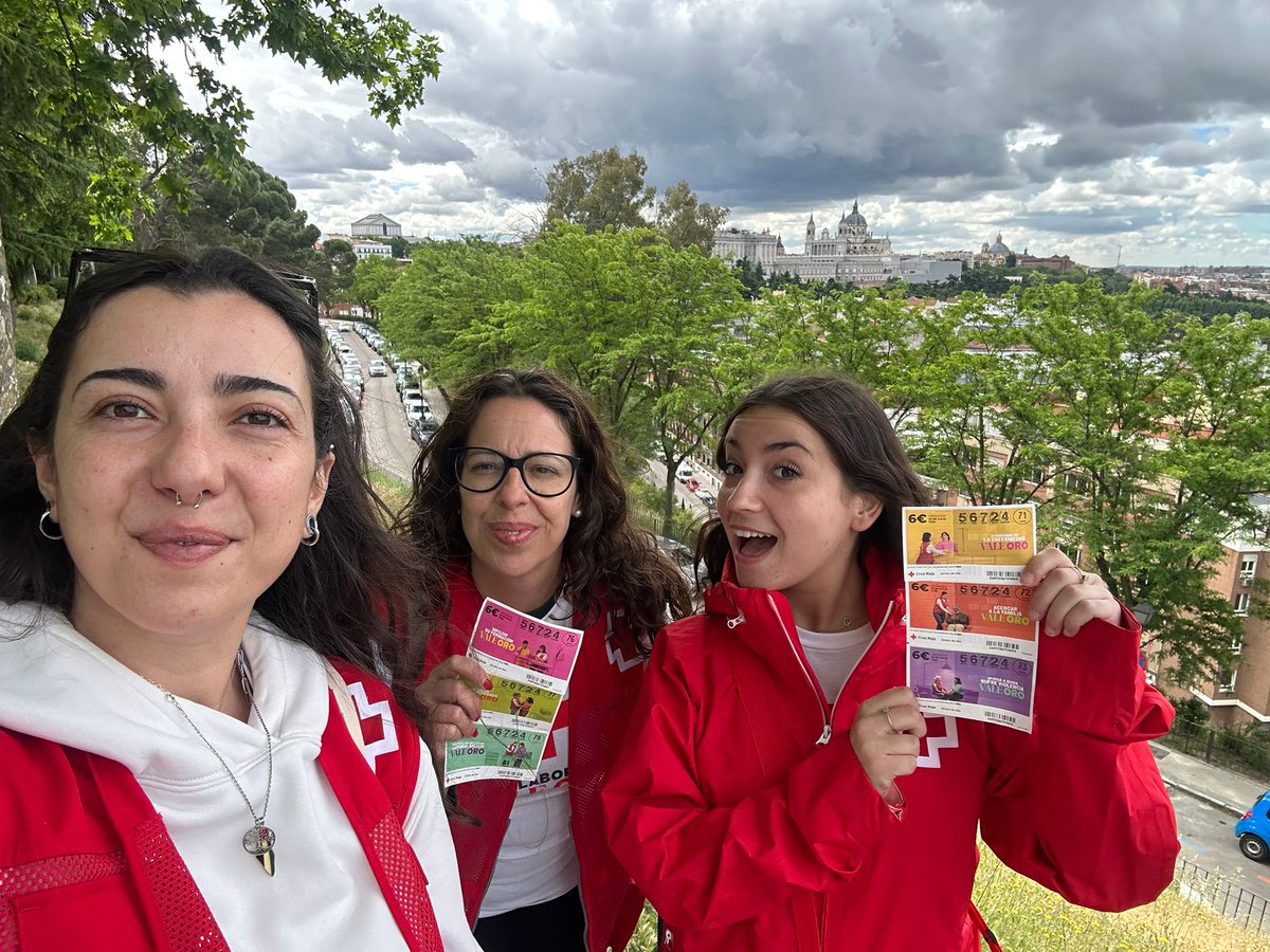 CruzRojaMostole's tweet photo. ¡¡Ayer fue nuestro DÍA DE ORO!! 🥇   Todas las asambleas y equipos autonómicos de #CruzRojaMadrid salimos a la calle a repartir suerte con los boletos para el #SorteoDeOro. El equipo de Móstoles no faltó, animamos a colaborar y a ayudar a personas vulnerables. https://t.co/fgPHPv25bK