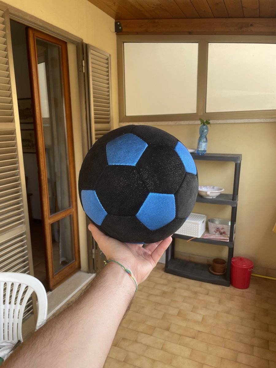 ilpecoranera's tweet photo. Episodio 3: il pallone è finito!
Ho realizzato un pallone fatto a mano per celebrare lo scudetto dell' @Inter https://t.co/4ug22EEDWq