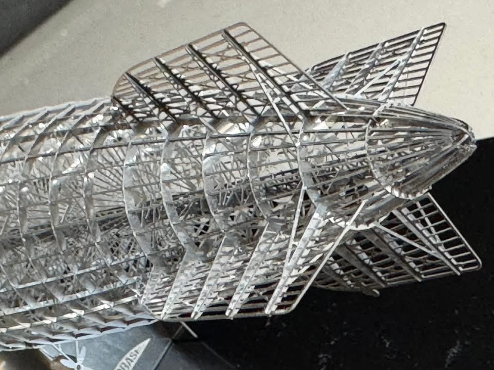 shibata7's tweet photo. 一年前に製作した飛行船「ヒュンデンブルグ号」の模型、美しい仕上がりで「お気に入り」だった飛行船！
ステンレス素材での美しいフレーム製作が楽しかった想い出の製作品。 https://t.co/0q7t8PVLZN