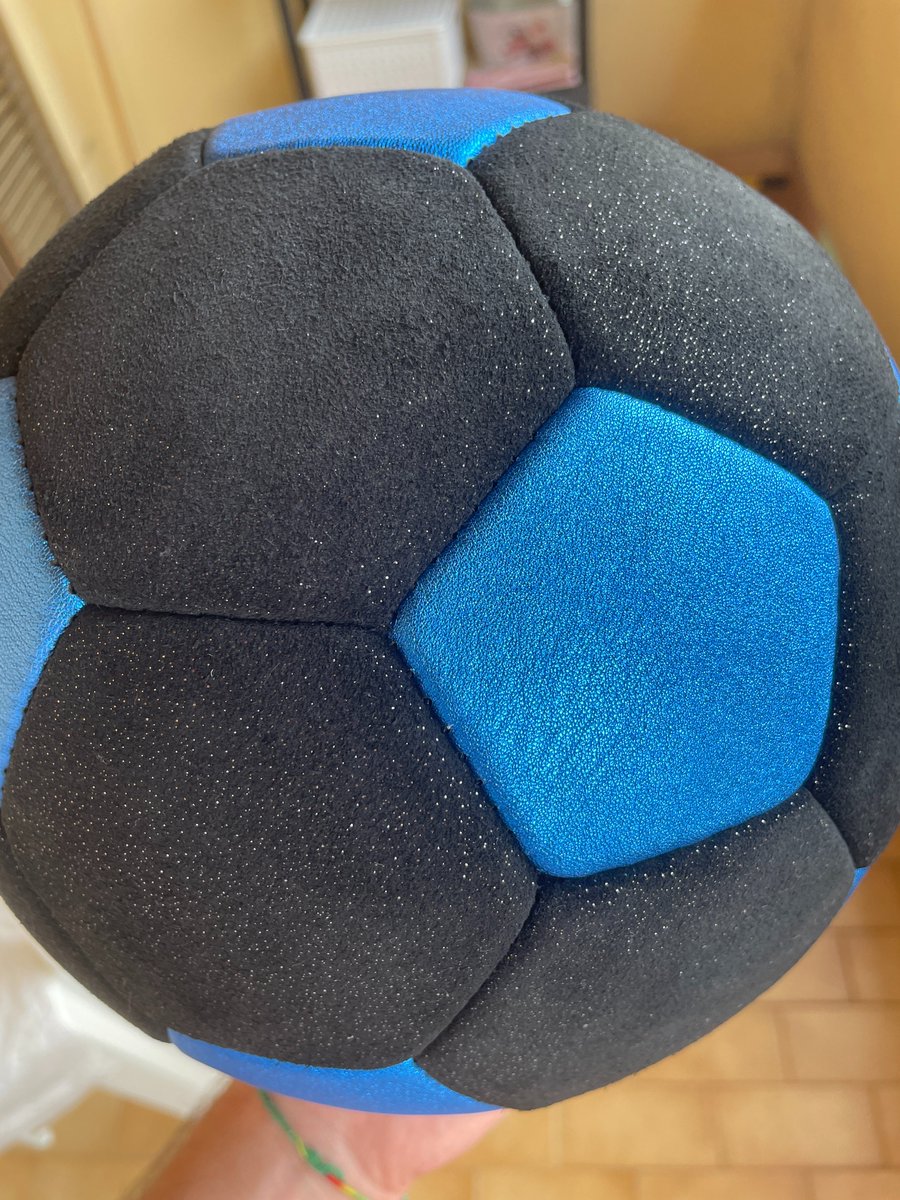 ilpecoranera's tweet photo. Episodio 3: il pallone è finito!
Ho realizzato un pallone fatto a mano per celebrare lo scudetto dell' @Inter https://t.co/4ug22EEDWq