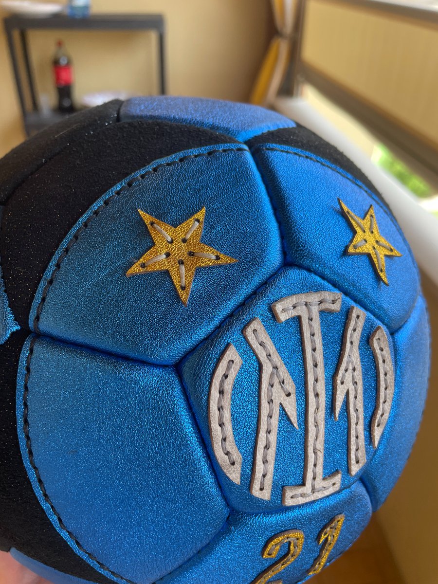 ilpecoranera's tweet photo. Episodio 3: il pallone è finito!
Ho realizzato un pallone fatto a mano per celebrare lo scudetto dell' @Inter https://t.co/4ug22EEDWq