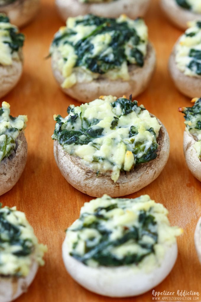 Appetizers4all's tweet photo. 😋 Recipe: https://t.co/zNi7qUJnR6
Bite-sized, cheesy and ridiculously easy. 🧀 These Spinach Feta Stuffed Mushrooms are ready in just over 30 minutes. Perfect for holiday gatherings, game nights or last-minute guests. #stuffedmushrooms https://t.co/M8friZTRq5