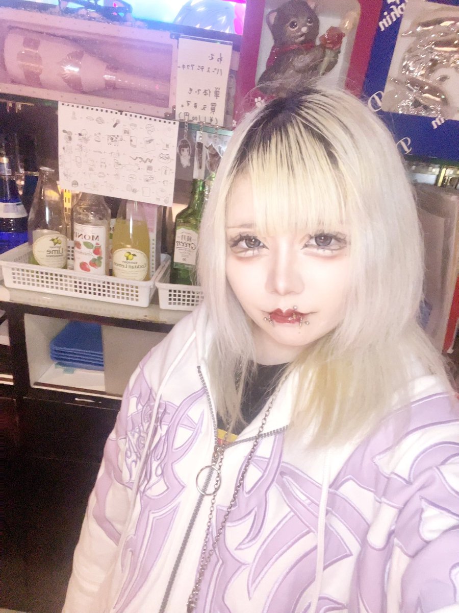 メラ tweet media