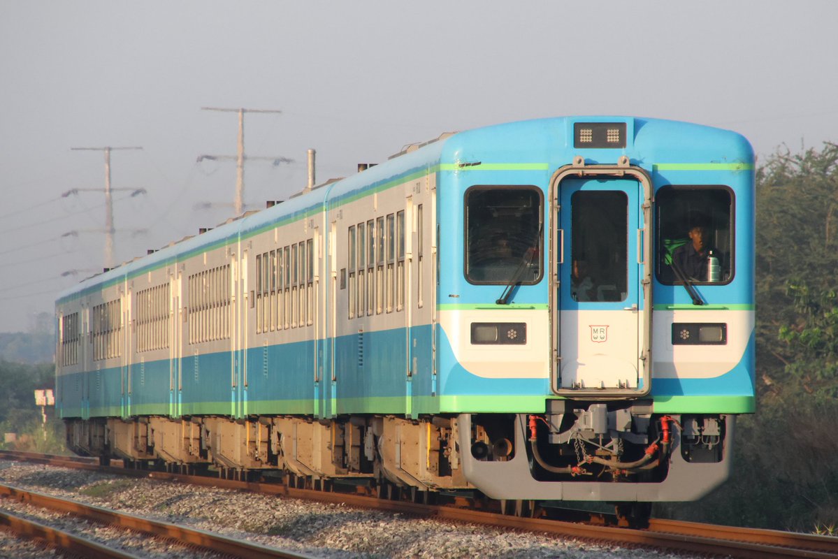 夕方はマンダレー発ヤンゴン行きの6DOWN列車も撮影。 晴天の下、前照灯