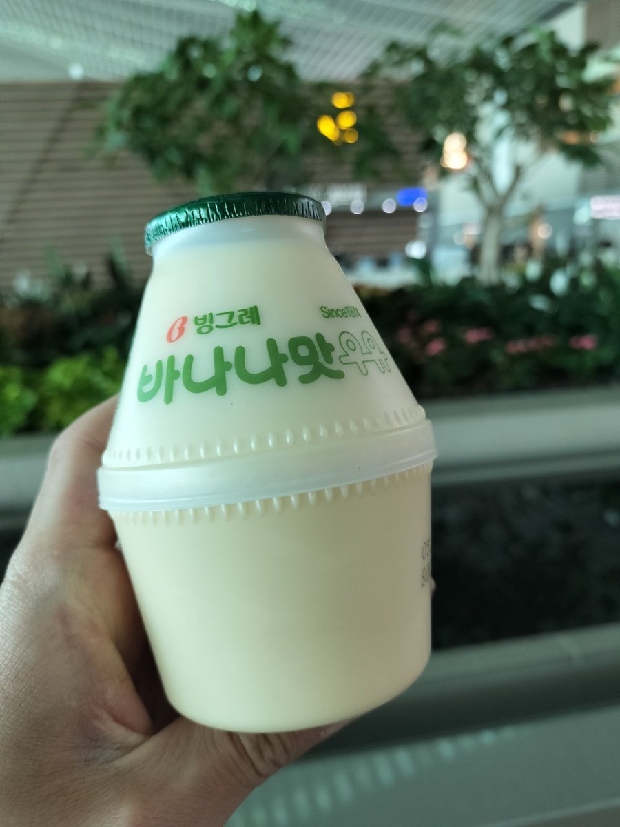 kn_est_1073's tweet photo. ㊗️仁川国際空港にて話題のバナナ牛乳！！
韓国出国前のラストチャンスを掴んだ！！ https://t.co/KbKWgOXyWS