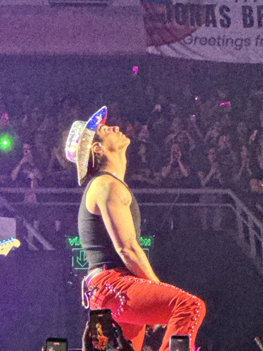 DemiOwnMyHeart's tweet photo. grata por cada segundo AMO VCSSSS @jonasbrothers 
cada dia vendo o joe é um dia a mais de esperança né https://t.co/REl6i7qdaH