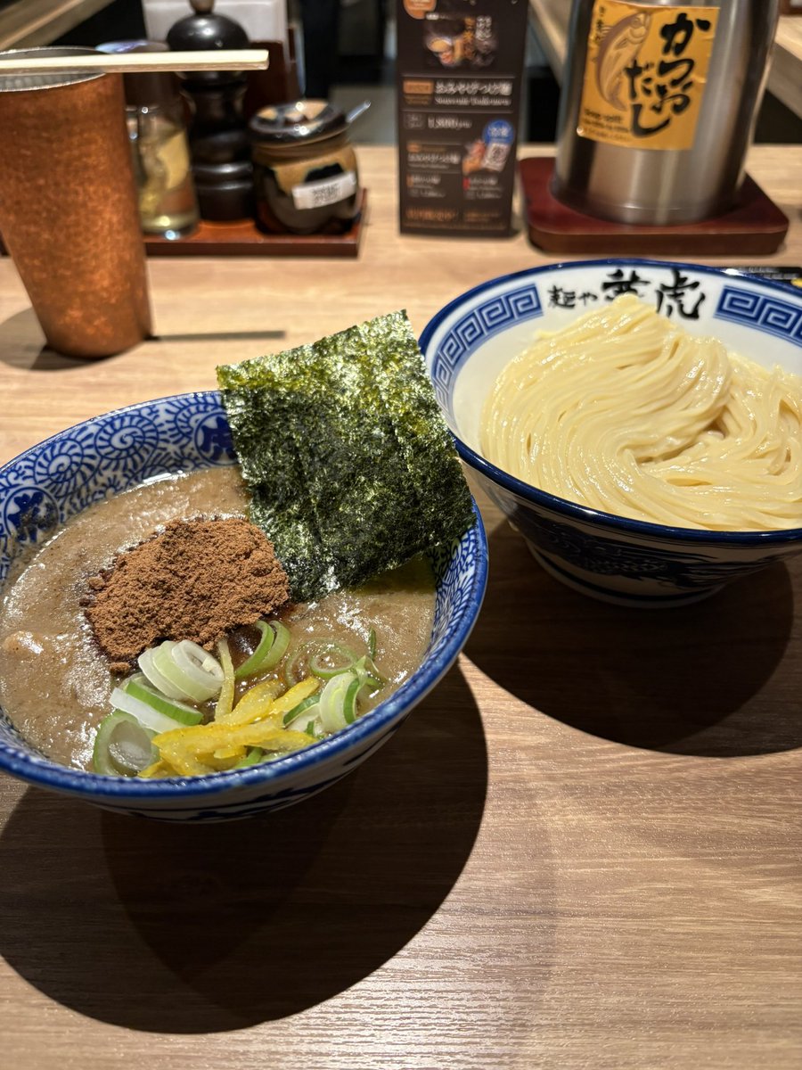 Suzu_Gen_nbtl's tweet photo. 🍜ラーメン研究部🍜

新卒マスダから入部希望があったので今のところ世界一美味いであろう兼虎へ🍜
美味いだけじゃないのが兼虎。
並ぶ価値ある。
勉強になります🍜

いってみ🍜🧄
※入部お待ちしてます。非公式です。
#ラーメン研究部
#福岡博多
#麺屋から学ぶ https://t.co/iiZ1E1T1dB