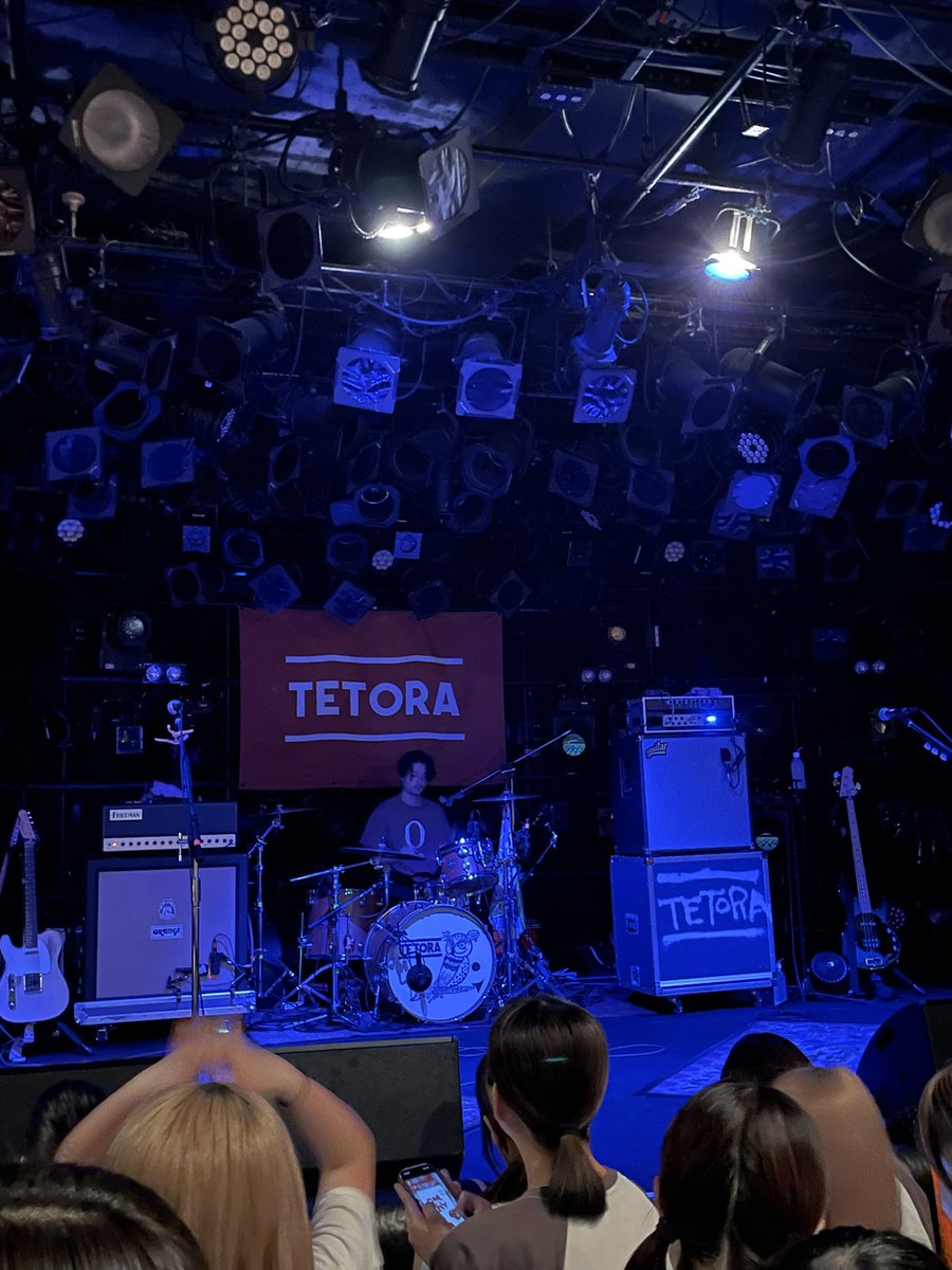 makarock99's tweet photo. 20260514
TETORA
SHIBUYA QUATTRO
6年前贅沢病ツアーと同じ渋谷クアトロ

多少年取ったってTETORAでしか感じれない衝動感情何も変わってない！
アンコールいっちゃん大好きな曲
ギソロで拳ぶん回した
ありがとう https://t.co/KKwzcEJsKf