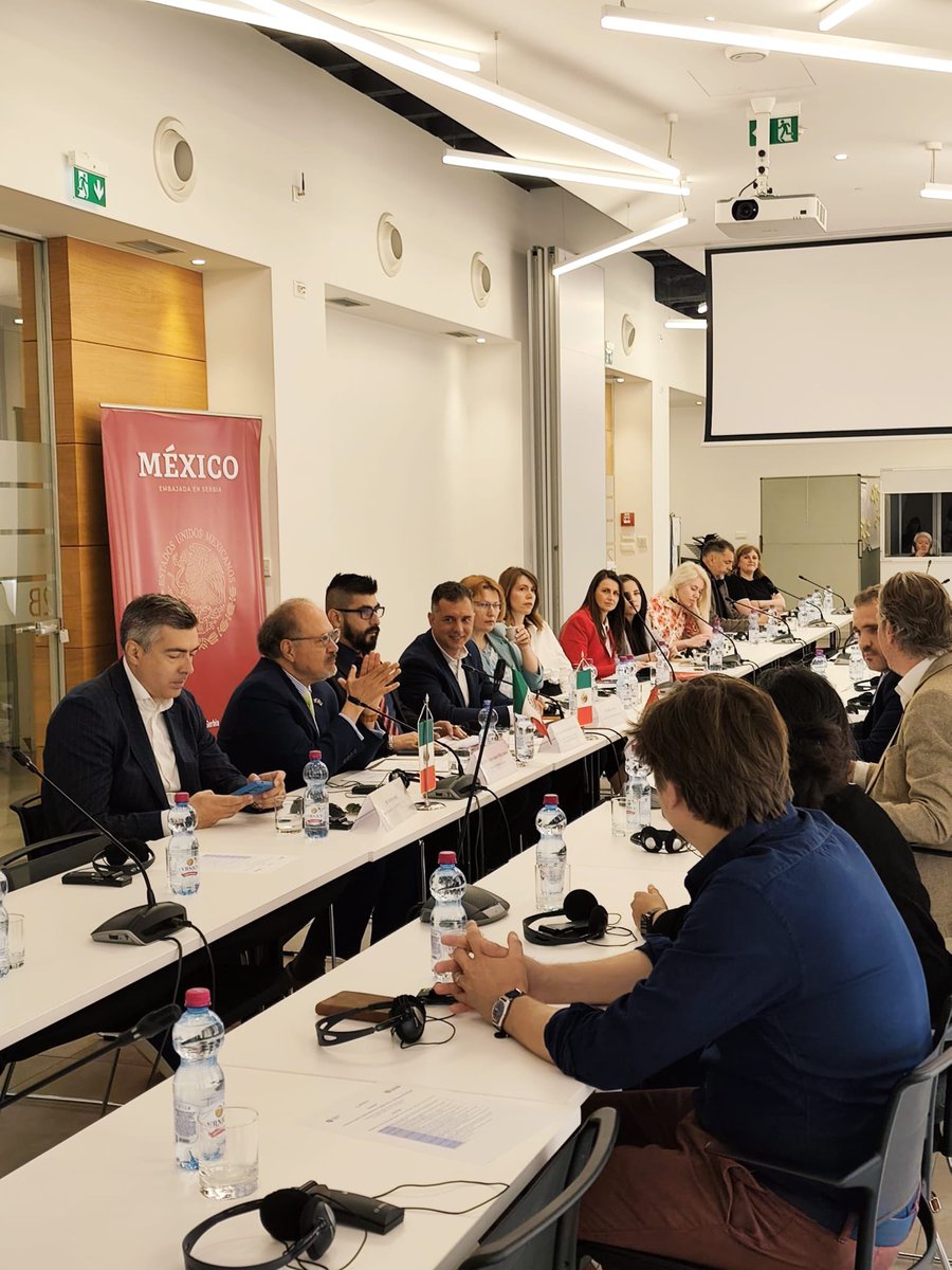 EmbCarlosFelix's tweet photo. Seminario sobre oportunidades inversión y comercio 🇲🇽-🇷🇸 organizado por @EmbaMexSerbia y @Privrednakomora. Participación @ComceOficial. Se expusieron casos de éxito comercio en inversiones ambos países. @SRE_mx @mtmercado2002 @OctavioTripp https://t.co/PROD1bAmWj