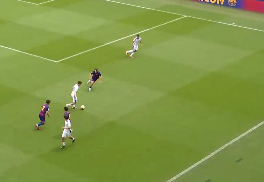 scouting4_'s tweet photo. Notes I took from Barça Juvenil's 4-4-2 — the resemblance to Hansi Flick's Barça is incredible👀
-Attacking while occupying all 5 lanes
-Aggressive counter-press after losing possession
-High defensive line 
-Build-up from the back creating the 3rd goal play
La Masia DNA🔵🔴🔥 https://t.co/mN9i3W70p0