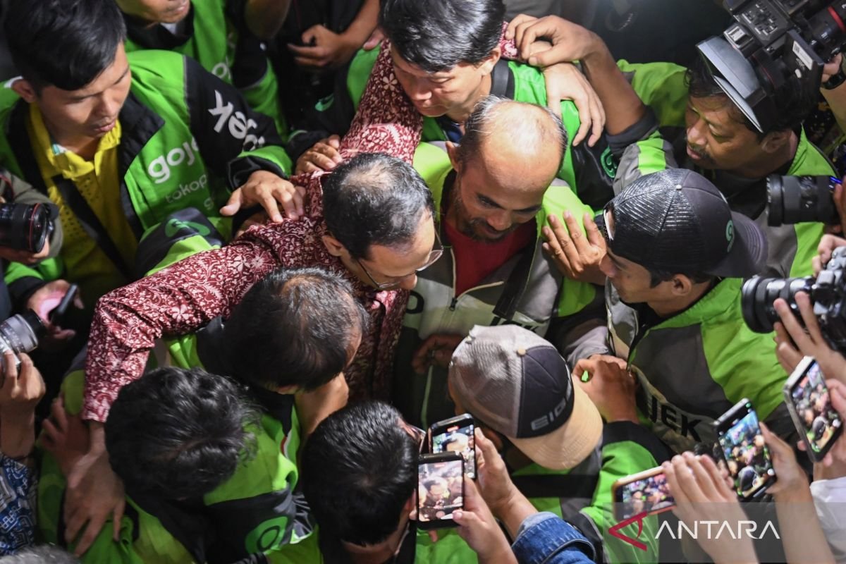 albatmee's tweet photo. “Tuntutan pidana saya lebih besar dari pembunuh”

Bayangin ya… lulusan kampus top dunia, balik ke Indo ngasih kontribusi buat digitalisasi pendidikan nasional. Eh, begitu ada masalah di wilayah diskresi, langsung DITUNTUT 18 TAHUN PENJARA! https://t.co/S6i6JpQDRV