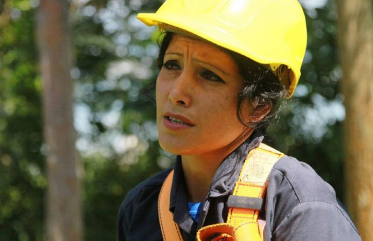 escambraycu's tweet photo. Desde el momento en que resolvió su futuro como liniera eléctrica, María Isabel Valdivia Benítez sabía de los desafíos a sortear con solo dar a conocer la decisión, pero ni ciertos rasgos de machismo la hicieron flaquear.
#SanctiSpíritusEnMarcha 
https://t.co/prLsceuWo0 https://t.co/ZvZvG58egD