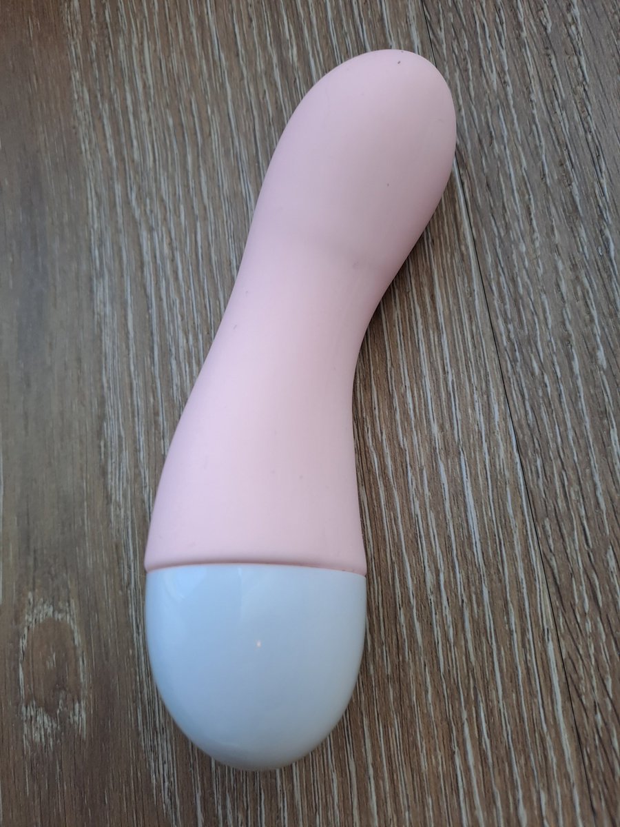 Mark30704629's tweet photo. Tenant asked me to check on her apartment during her absence, flowers, Mail etc. 🥰 Panty and vibrator lying around in the bedroom 🥵 Always happy to help 🤪 https://t.co/pAwDXYg7bM