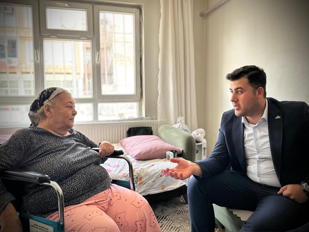 bese_yakup's tweet photo. 📍Karşıyaka Mahallesi

Teşkilat Mensubumuz ile birlikte;

Rahatsızlığından dolayı sandalye ihtiyacı olan kız kardeşimize tekerlekli sandalyesini teslim ederek bir nebze de olsa hayatını kolaylaştırmanın huzurunu hissettik.

Bu anlamlı desteğin gerçekleşmesine vesile olan Gaziantep Büyükşehir Belediye Başkanımız Sn. Fatma ŞAHİN’e gönülden teşekkür ederiz.

@avyusufibis
@abdulhamitgul 
@ferdisenel25
@fmfedaioglu 
@FatmaSahin 
@avmustafadurmus 
@ismailguler027
@umutymz 
@avyaseminkaraca
@Eyyupyildiz27
@AKPartiG_Antep 
@AKGenclikGM