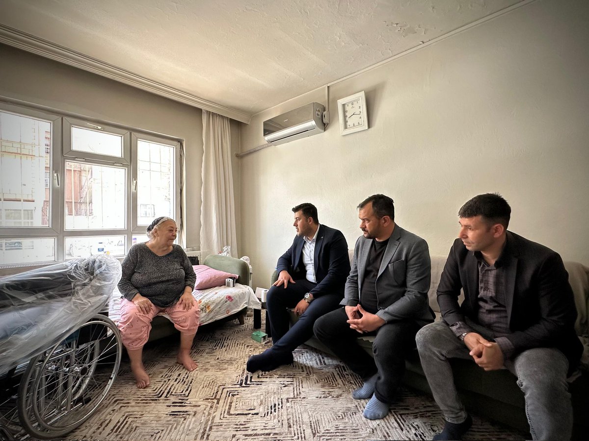 bese_yakup's tweet photo. 📍Karşıyaka Mahallesi

Teşkilat Mensubumuz ile birlikte;

Rahatsızlığından dolayı sandalye ihtiyacı olan kız kardeşimize tekerlekli sandalyesini teslim ederek bir nebze de olsa hayatını kolaylaştırmanın huzurunu hissettik.

Bu anlamlı desteğin gerçekleşmesine vesile olan Gaziantep Büyükşehir Belediye Başkanımız Sn. Fatma ŞAHİN’e gönülden teşekkür ederiz.

@avyusufibis
@abdulhamitgul 
@ferdisenel25
@fmfedaioglu 
@FatmaSahin 
@avmustafadurmus 
@ismailguler027
@umutymz 
@avyaseminkaraca
@Eyyupyildiz27
@AKPartiG_Antep 
@AKGenclikGM