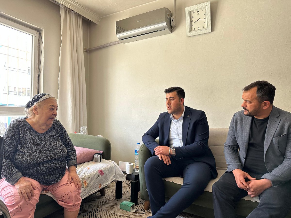 bese_yakup's tweet photo. 📍Karşıyaka Mahallesi

Teşkilat Mensubumuz ile birlikte;

Rahatsızlığından dolayı sandalye ihtiyacı olan kız kardeşimize tekerlekli sandalyesini teslim ederek bir nebze de olsa hayatını kolaylaştırmanın huzurunu hissettik.

Bu anlamlı desteğin gerçekleşmesine vesile olan Gaziantep Büyükşehir Belediye Başkanımız Sn. Fatma ŞAHİN’e gönülden teşekkür ederiz.

@avyusufibis
@abdulhamitgul 
@ferdisenel25
@fmfedaioglu 
@FatmaSahin 
@avmustafadurmus 
@ismailguler027
@umutymz 
@avyaseminkaraca
@Eyyupyildiz27
@AKPartiG_Antep 
@AKGenclikGM