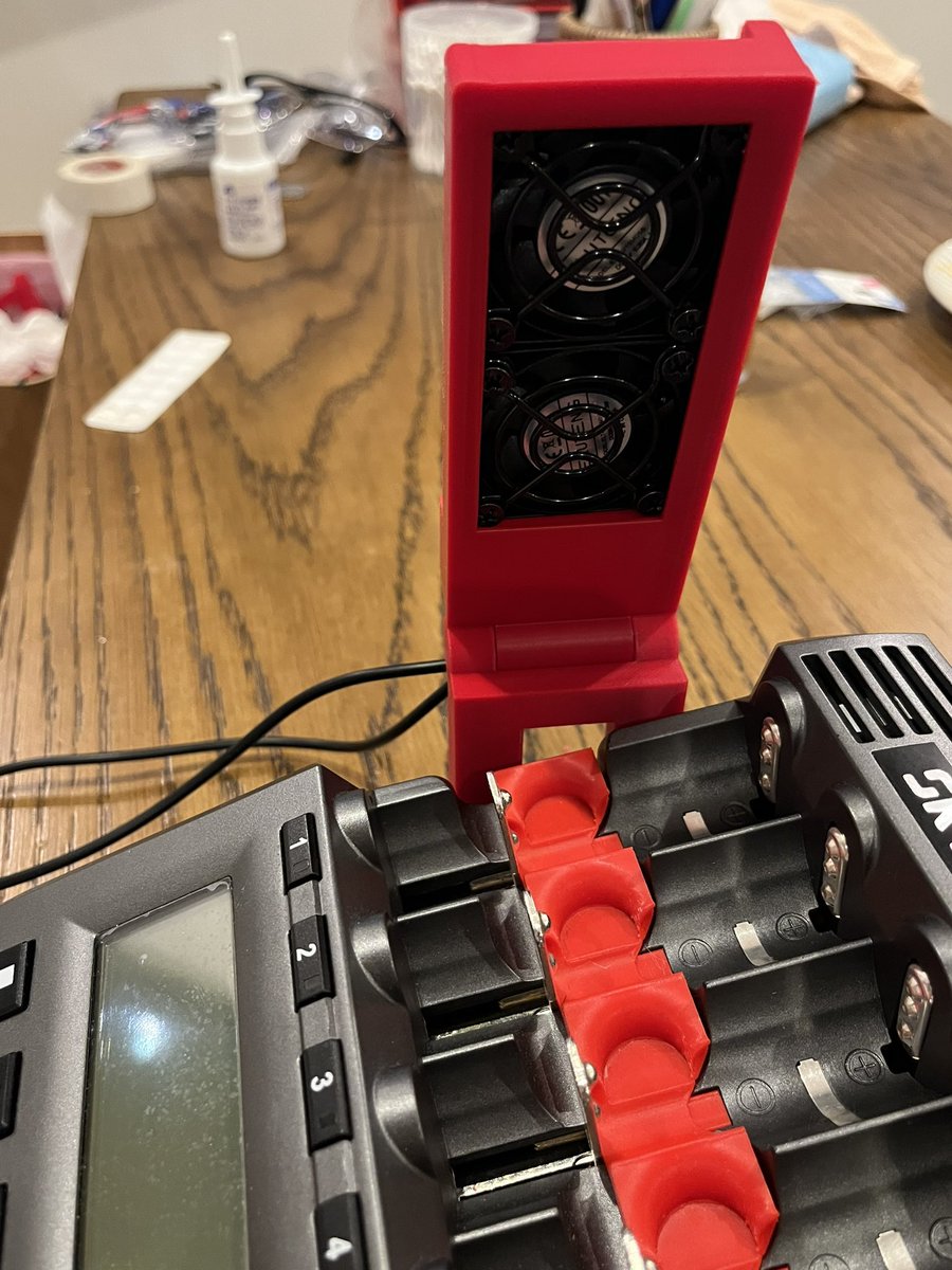 gattsufactory's tweet photo. 今日はオフで依頼品印刷しながら
夏対策用MC3000用クーリングファンスタンド作成しました
でかいけどMC3000でレース参加した方が良い結果出る気がするので
熱対策しました🤒 https://t.co/jblVEHozX7