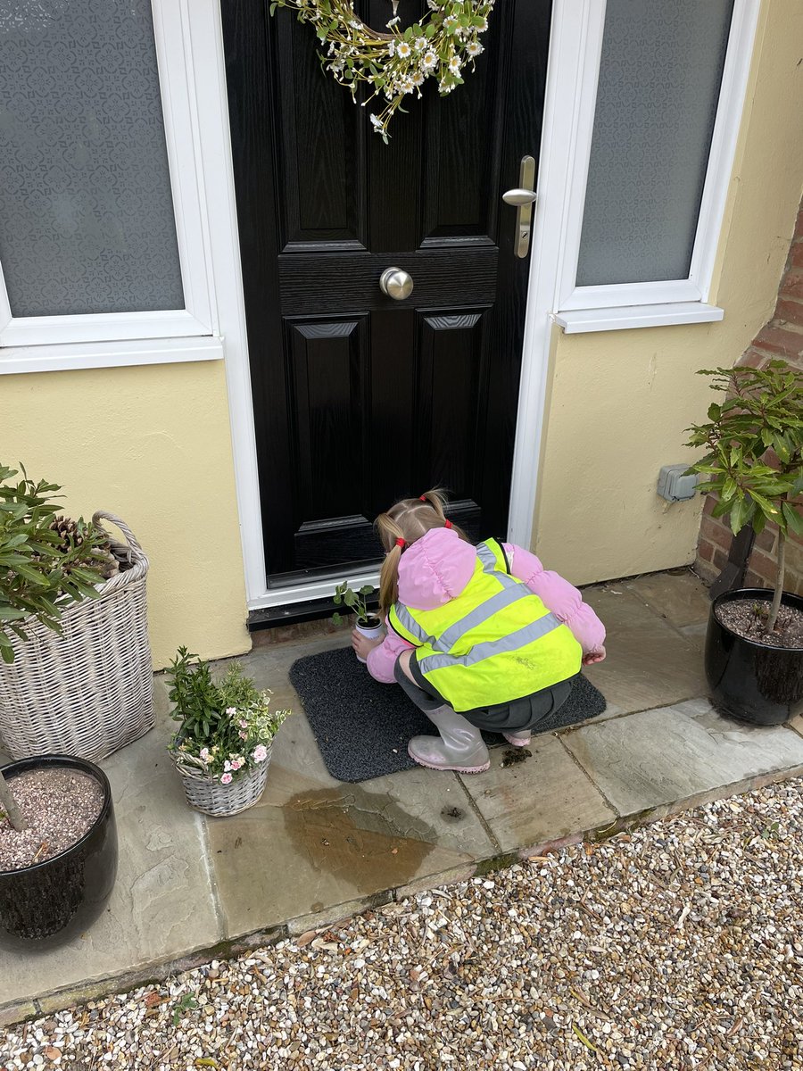 MessingPrimary's tweet photo. A wonderful morning dodging the hail storm and making a special delivery of flowers around the village to spread happiness and joy 🌺 https://t.co/fPV858TqUo