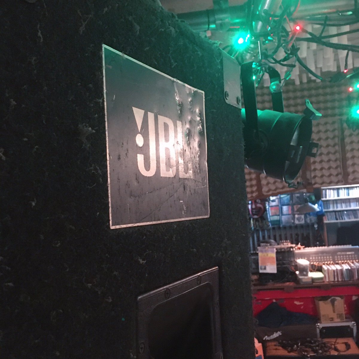 take29's tweet photo. JBL 4726A のネットワークのハンダ直して、念のため以前焦げてたワイヤーハーネスの端子を磨いて、2226H鳴るようになりました🔈

ヨシムラタカシバンドは週末から関西です🥁 https://t.co/1DaJ1etT4T
