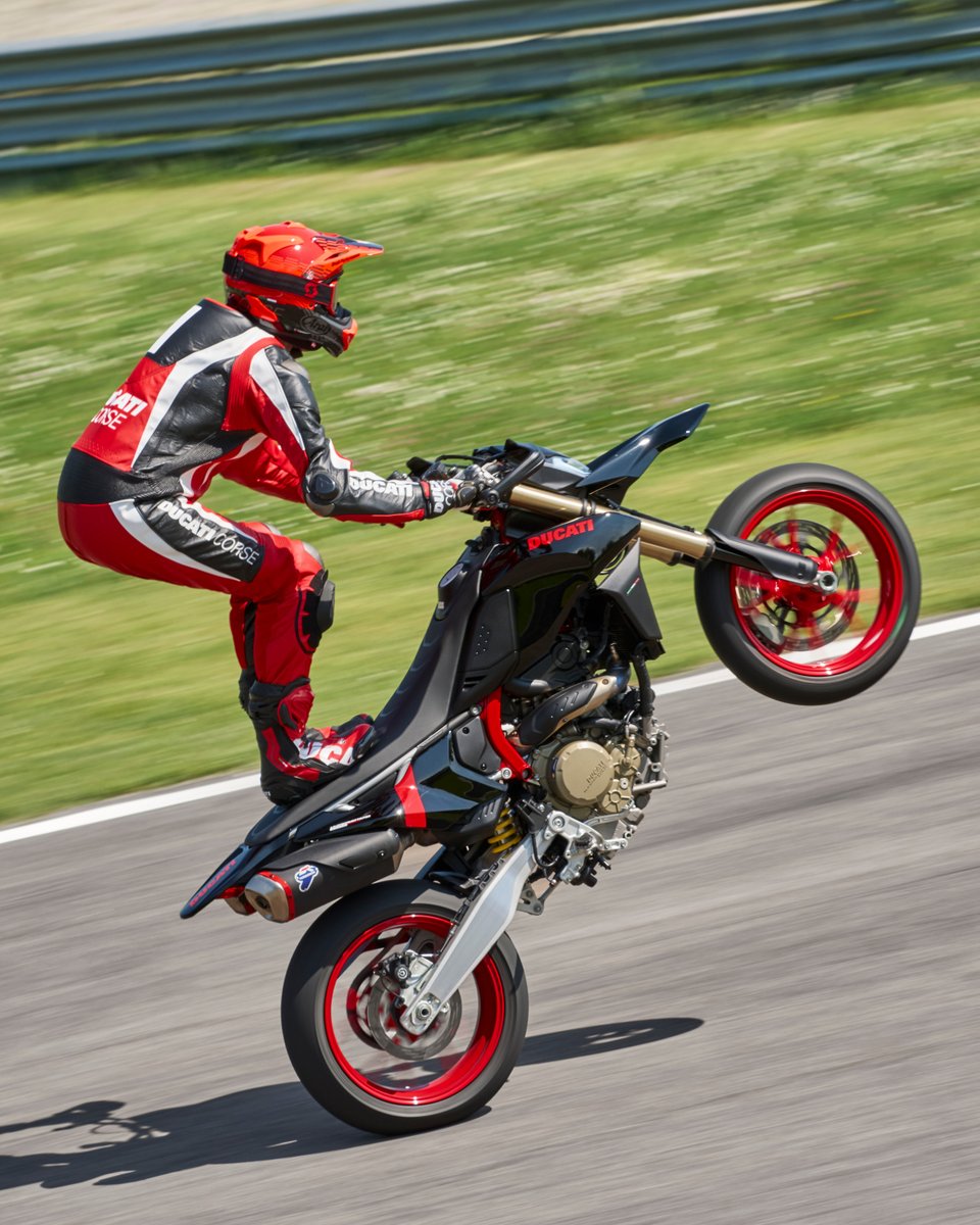 DucatiUSA's tweet photo. Hypermotard 698 Mono Nera.
A new expression in glossy black.

Now standard with Ducati Quick Shift, Termignoni type-approved exhaust, and the unmistakable Nera livery.

https://t.co/gihJEQit4Y

#Ducati #Hypermotard698Mono #Hypermotard https://t.co/f8IsqJPkV6