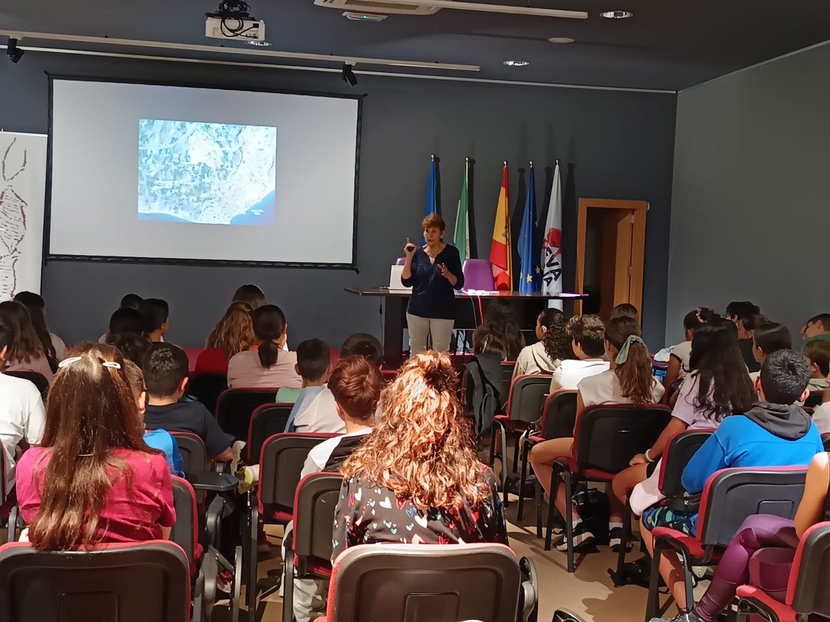 MuseodeNerja's tweet photo. Hoy hemos continuado con las charlas de patrimonio histórico de Nerja, en colaboración con Entre Cañas, con el curso de 6º del colegio CEIP Narixa. Felices. https://t.co/uHMZTYIIwe